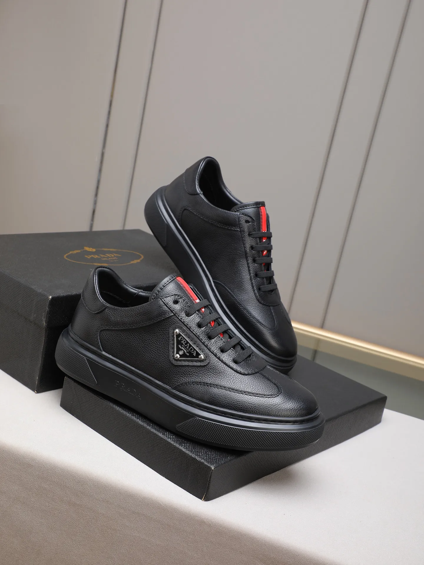 PP460 Prada/Prada men's new casual shoes, this upper is made of imported calfskin + sheep lining! The outside is decorated with the P family's classic metal triangle enamel logo, and the outsole is made of non-slip sports foam ultra-light outsole, which feels good on the feet and is a fashionable and fashionable item!  Size: 38-44 (45 customized)